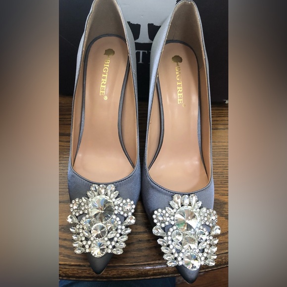 big tree Shoes - NWOT  BIG TREE Silver & Jeweled Pumps Shoes  Size 9 1/2